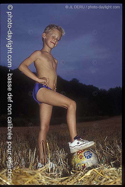 petit garon et son ballon - little boy and his ball